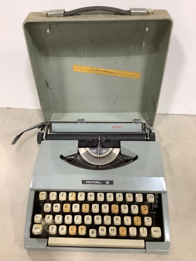 Vintage Royal Typewriter: Vintage Royal Typewriter