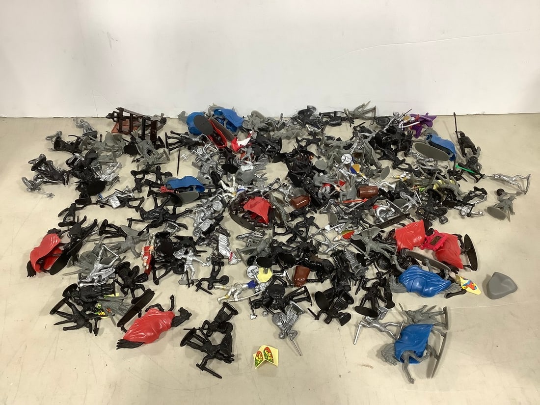 Large lot of Medieval toy figures: Large lot of Medieval toy figures