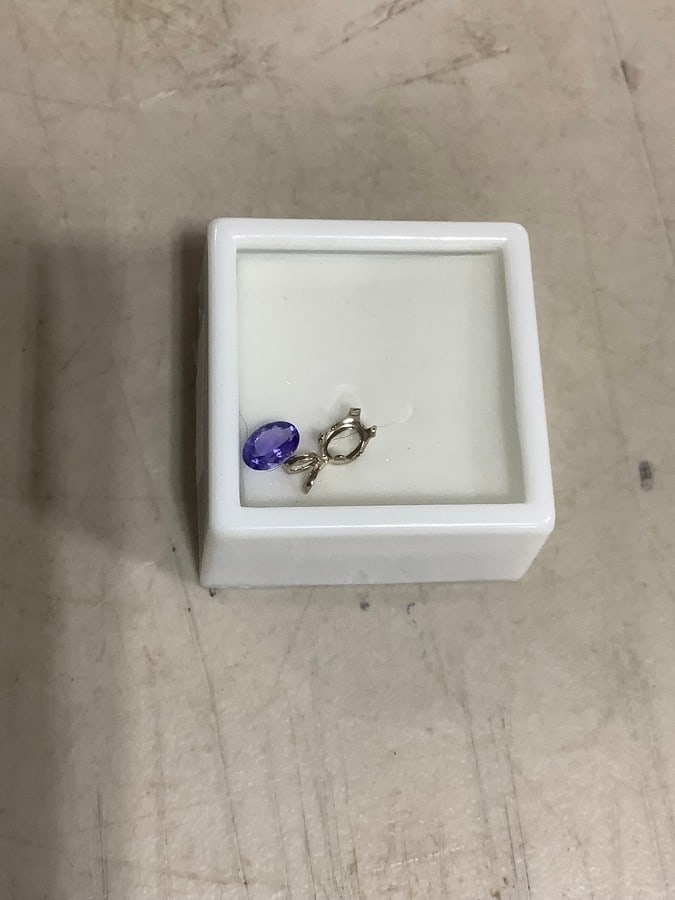Tanzanite .50ct with sterling silver pendant: Tanzanite .50ct with sterling silver pendant
