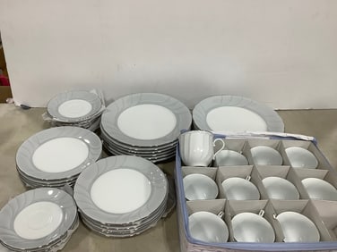 Mikasa Dish and Cup Set (Cups - 3in Tall)