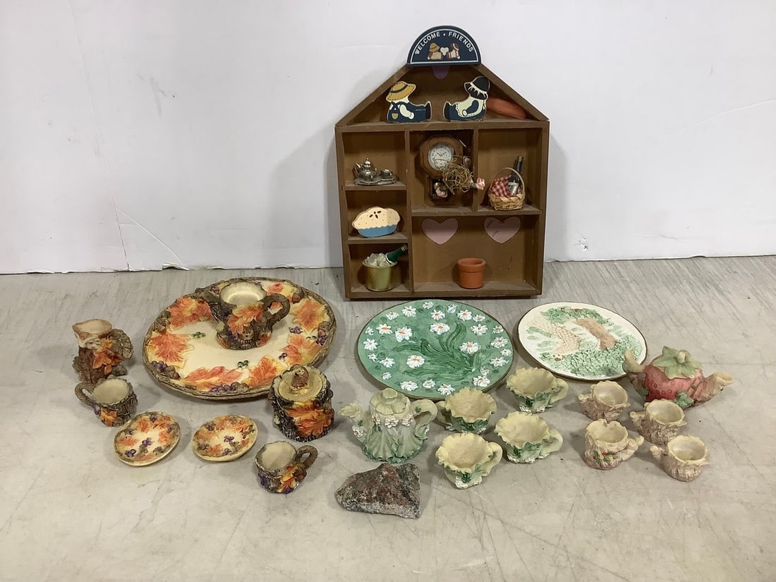 Welcome friends wall decor(6in.x8in.x1in.)and small plates/trinkets: Welcome friends wall decor(6in.x8in.x1in.)and small plates/trinkets