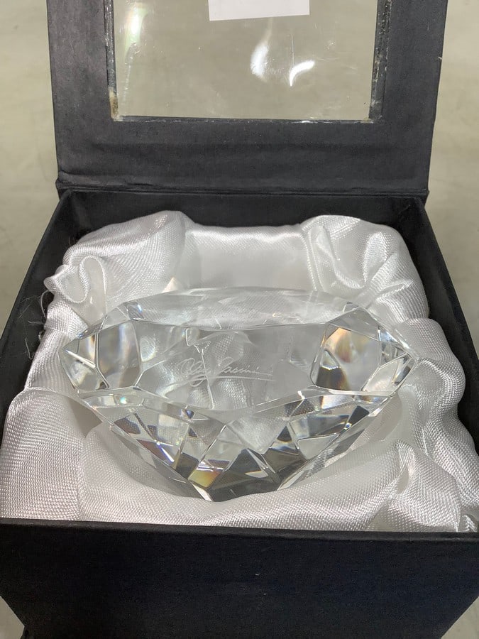 Oleg Cassini crystal paperweight: Oleg Cassini crystal paperweight