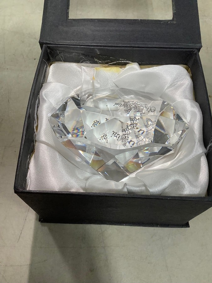 Oleg Cassini crystal paperweight: Oleg Cassini crystal paperweight