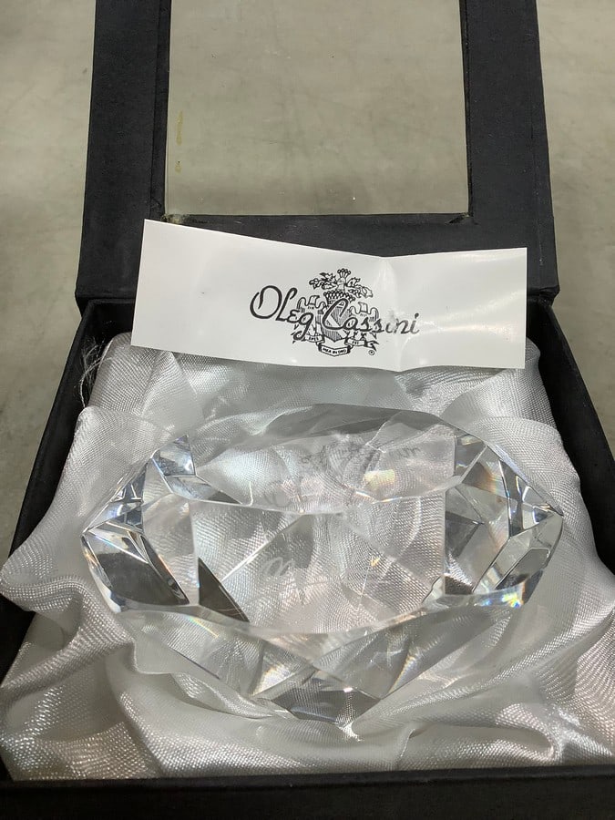 Oleg Cassini crystal paperweight: Oleg Cassini crystal paperweight