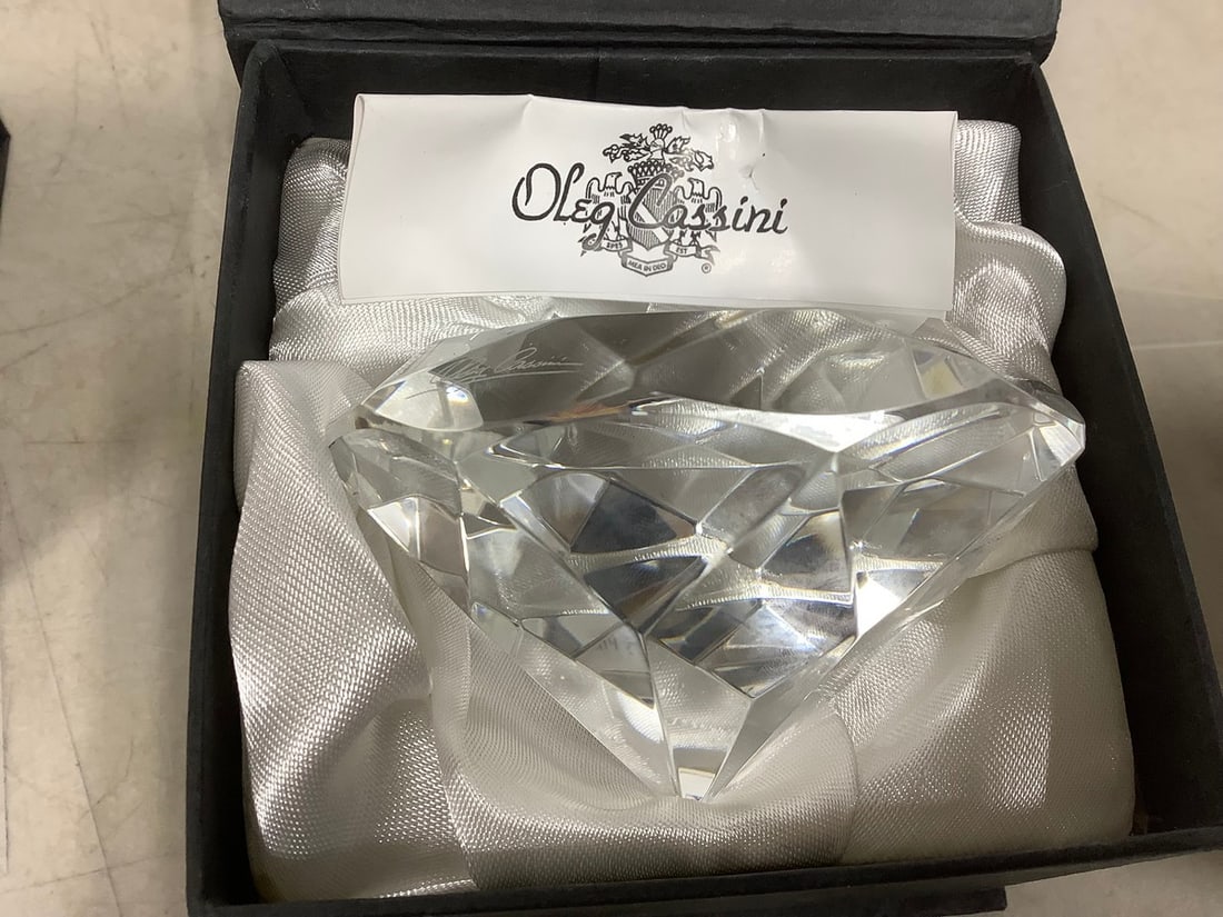 Oleg Cassini Crystal Paperweight: Oleg Cassini Crystal Paperweight