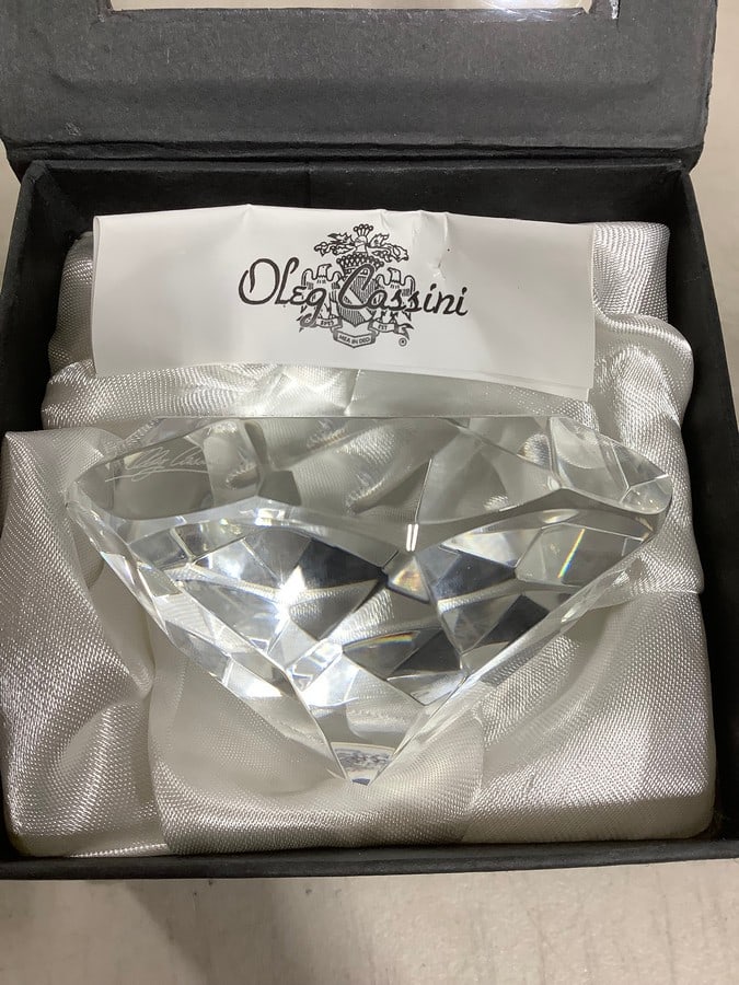 Oleg Cassini Crystal Paperweight: Oleg Cassini Crystal Paperweight