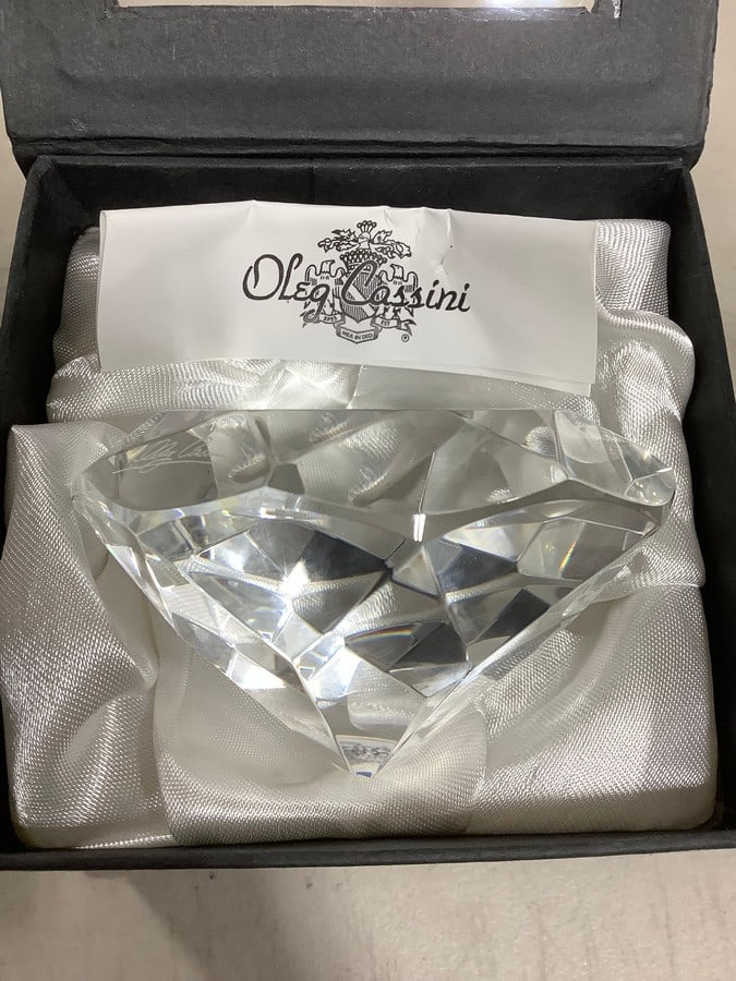 Oleg Cassini Crystal Paperweight: Oleg Cassini Crystal Paperweight