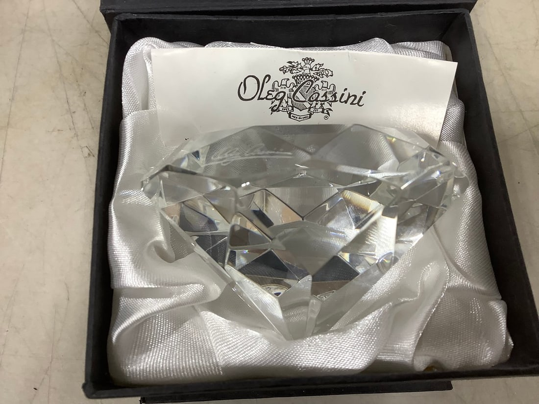 Oleg Cassini Crystal Paperweight: Oleg Cassini Crystal Paperweight