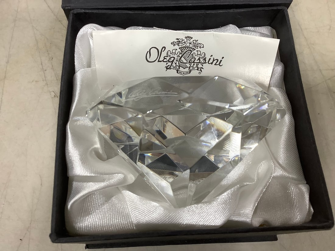 Oleg Cassini Crystal Paperweight: Oleg Cassini Crystal Paperweight