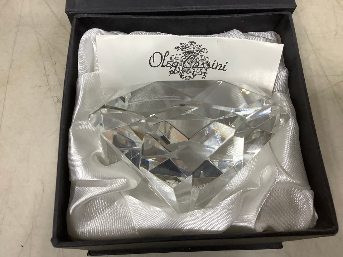 Oleg Cassini Crystal Paperweight: Oleg Cassini Crystal Paperweight