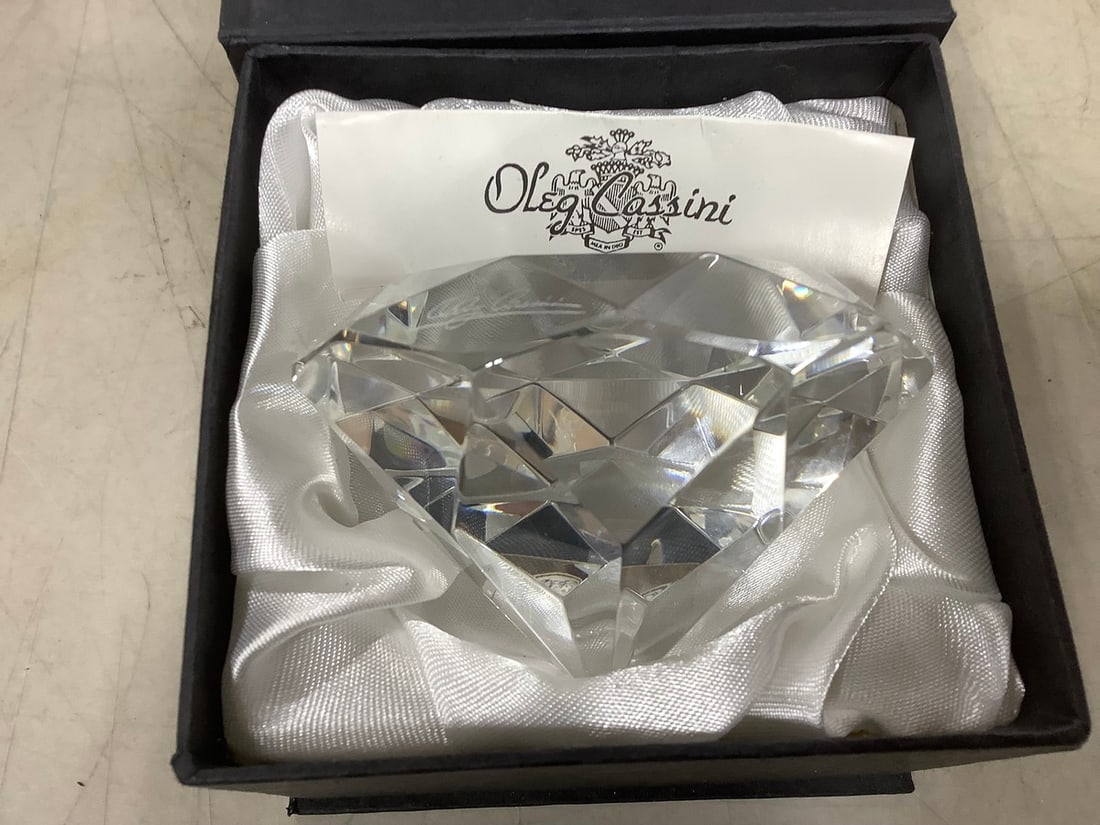 Oleg Cassini Crystal Paperweight: Oleg Cassini Crystal Paperweight
