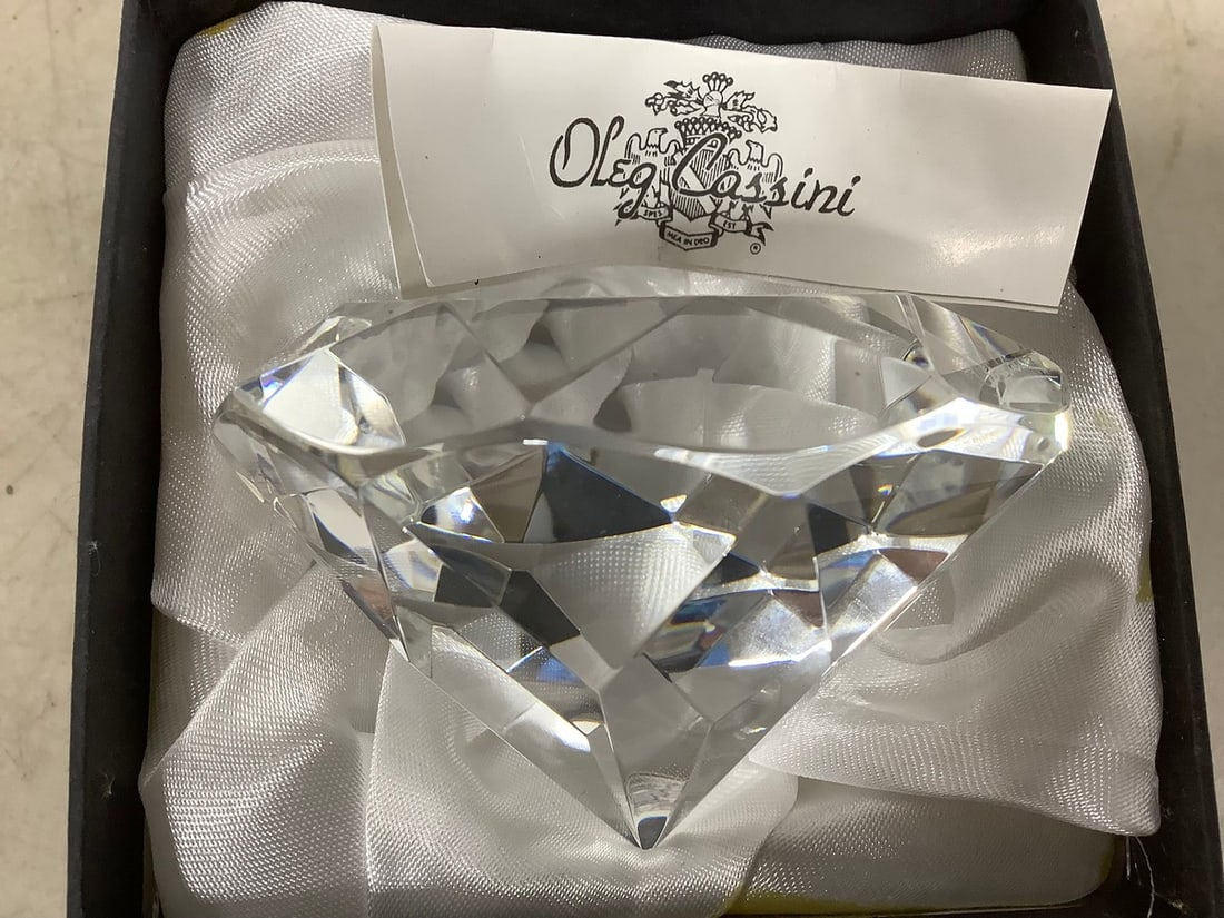 Oleg Cassini Crystal Paperweight: Oleg Cassini Crystal Paperweight