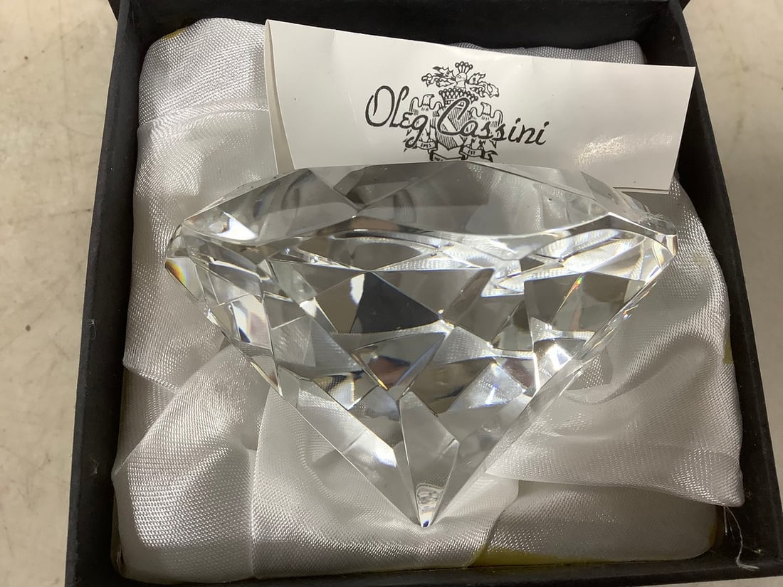 Oleg Cassini Crystal Paperweight: Oleg Cassini Crystal Paperweight