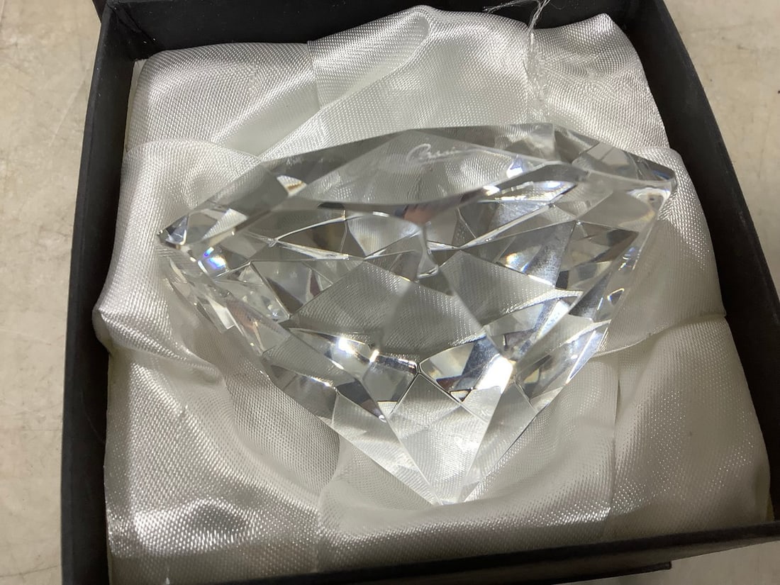 Oleg Cassini Crystal Paperweight: Oleg Cassini Crystal Paperweight