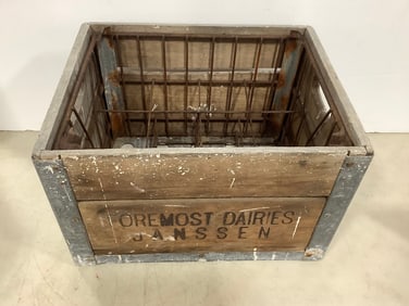 Vintage Wooden Foremost Dairies Milk Crate (10.5inx16inx13in)