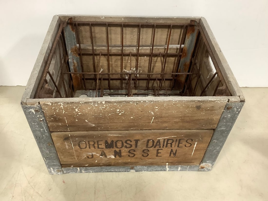 Vintage Wooden Foremost Dairies Milk Crate (10.5inx16inx13in) (1 of 1)