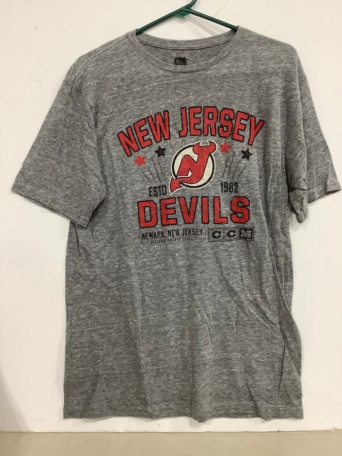 New Jersey Devils tshirt(Large): New Jersey Devils tshirt(Large)