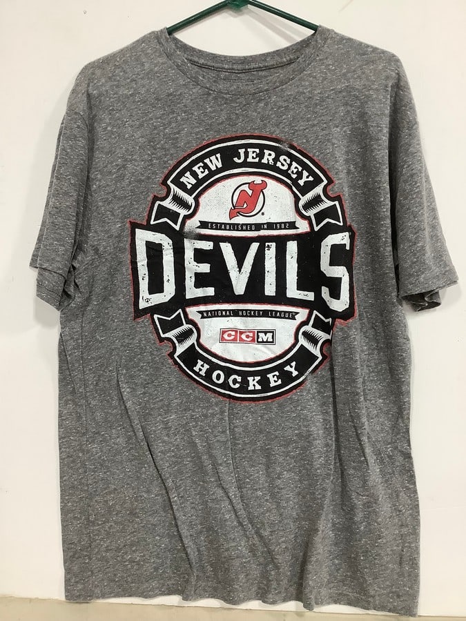New Jersey Devils tshirt(Large): New Jersey Devils tshirt(Large)