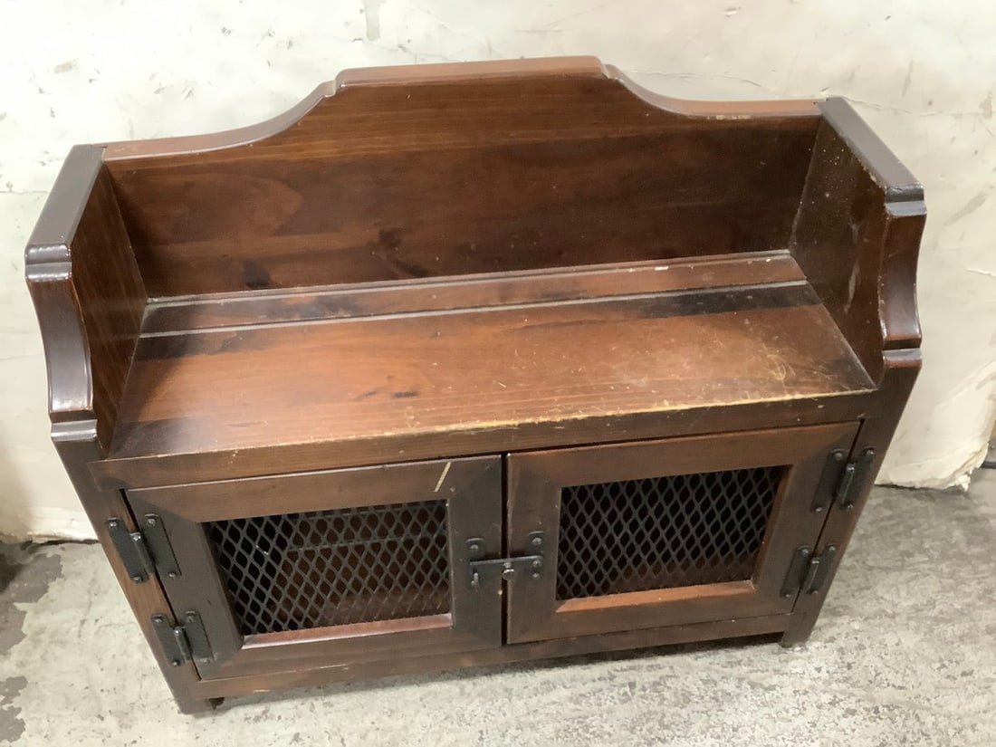 Wooden cabinet(23.5in.x8in.x21.5in.): Wooden cabinet(23.5in.x8in.x21.5in.)