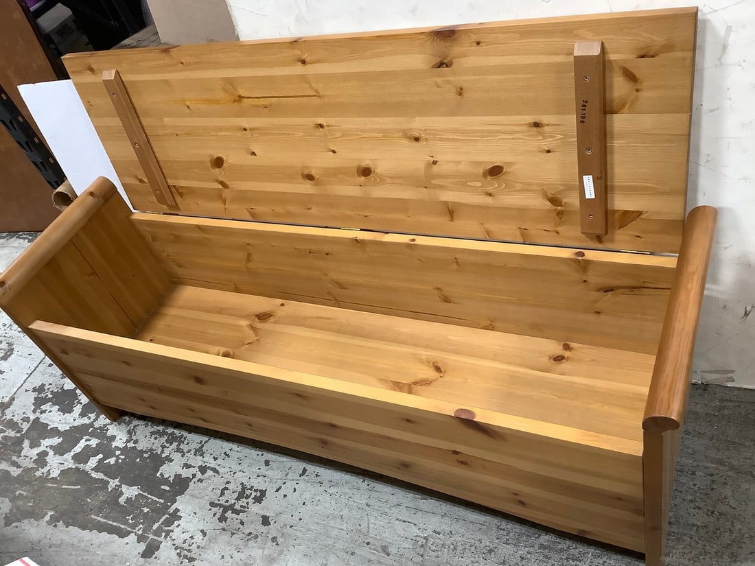 Wooden chest(58in.x17in.x21in.): Wooden chest(58in.x17in.x21in.)