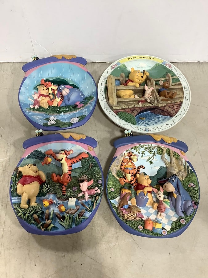 Winnnie the Pooh Disney Bradford Exchange collectible plates(longest 7in.): Winnnie the Pooh Disney Bradford Exchange collectible plates(longest 7in.)