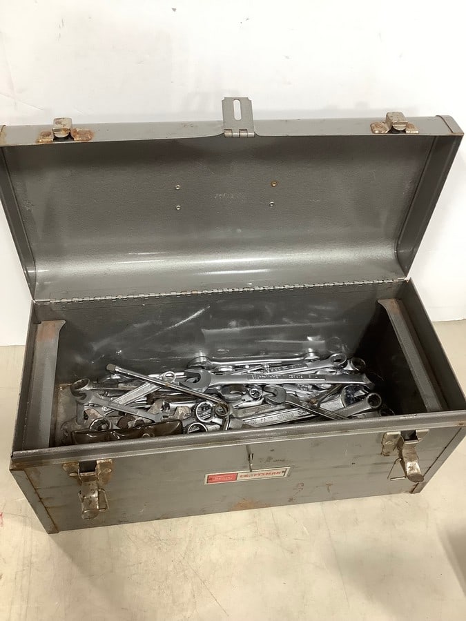 Craftsman toolbox(18in.x9in.x8in.)with tools inside (1 of 1)