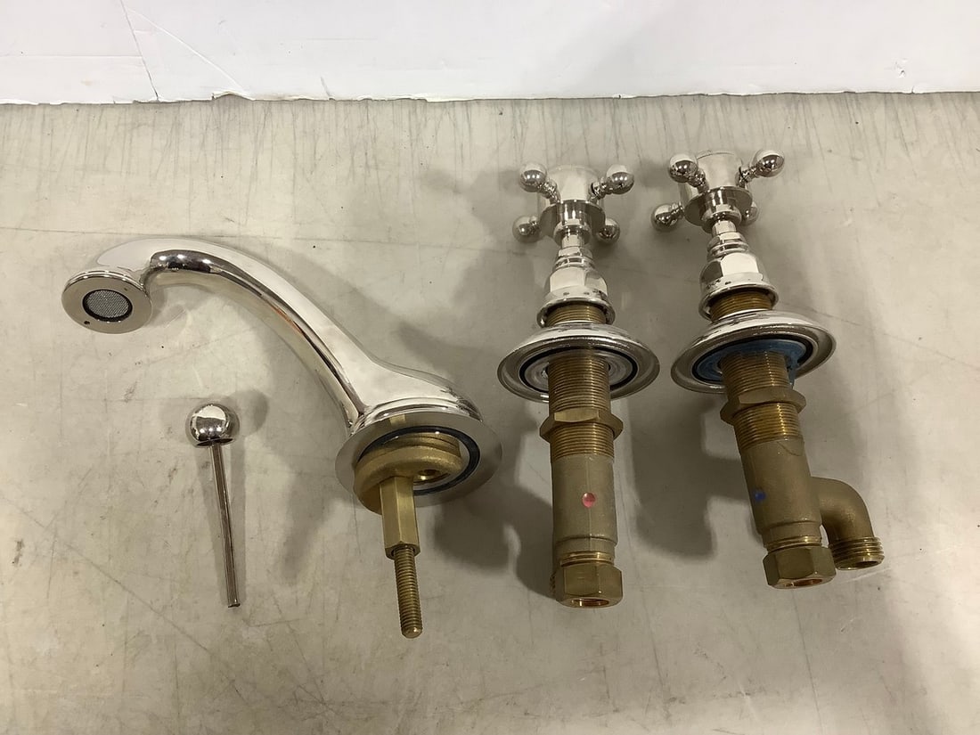 Faucet assembly: Faucet assembly