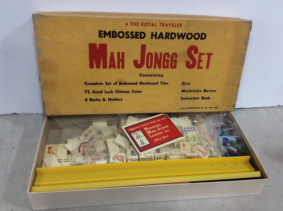 Embossed hardwood Mah Jongg set: Embossed hardwood Mah Jongg set