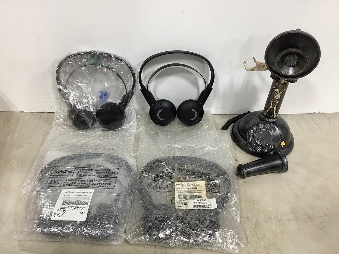 Gemmy Halloween spooky haunted candlestick telephone and headphones: Gemmy Halloween spooky haunted candlestick telephone and headphones
