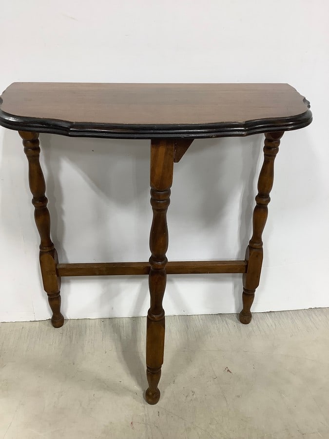 Small wooden table(21in.x11in.x23in.): Small wooden table(21in.x11in.x23in.)