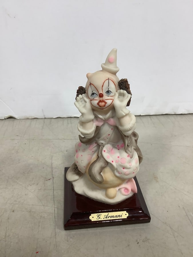 Vintage Guiseppi Armani little Treasures 1987 clown sculpture(5.75in.tall): Vintage Guiseppi Armani little Treasures 1987 clown sculpture(5.75in.tall)