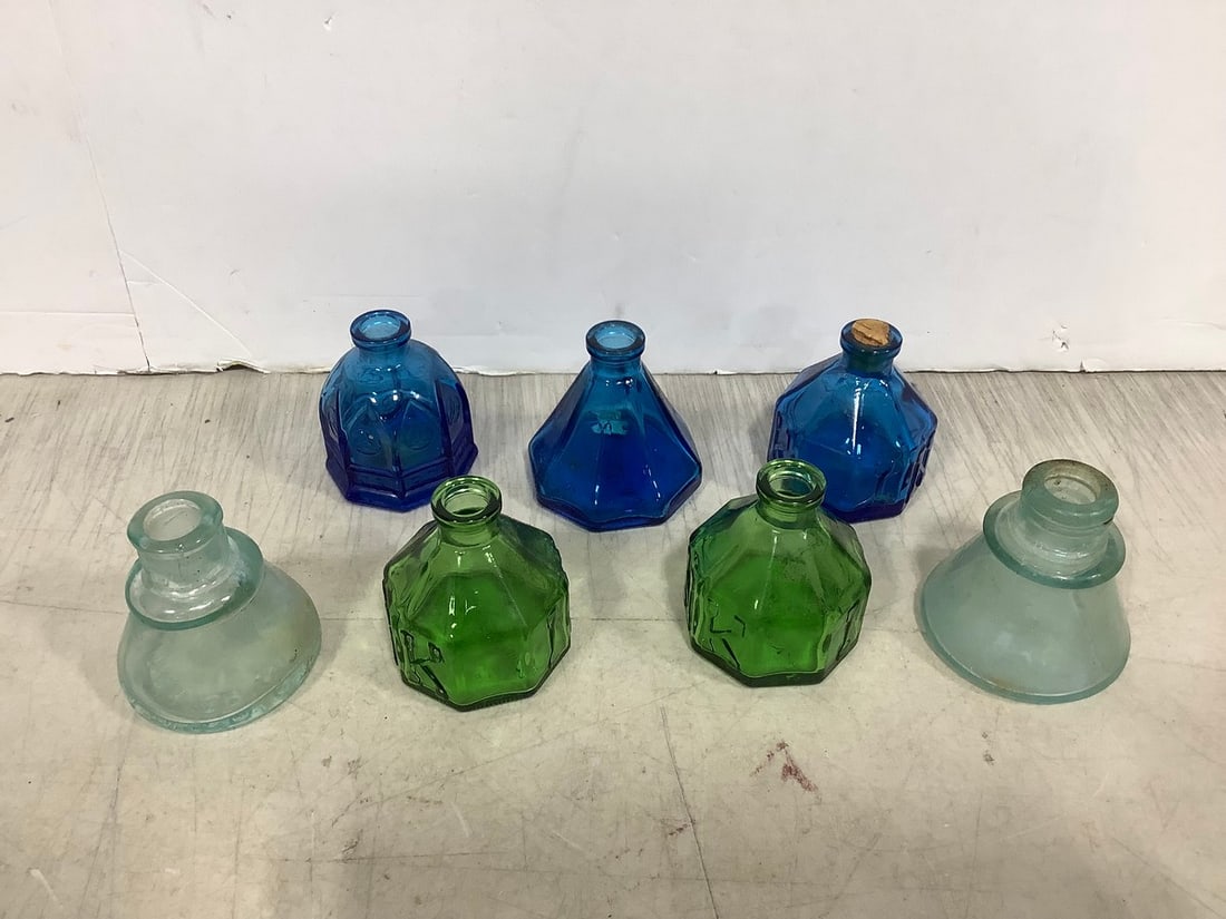 Vintage ink bottles(tallest 2.75in.): Vintage ink bottles(tallest 2.75in.)