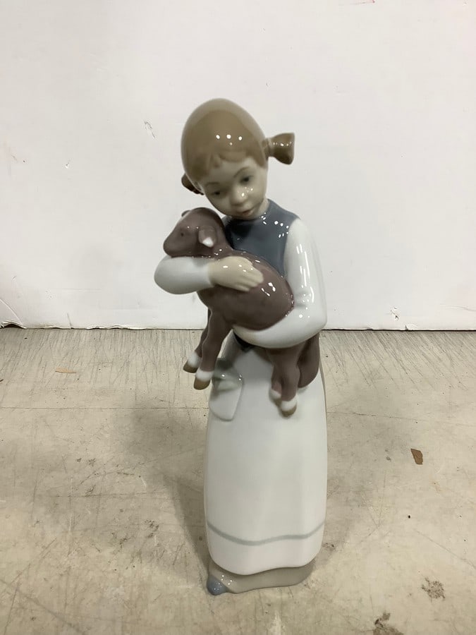 Lladro collectible statue(9in.tall) (1 of 1)