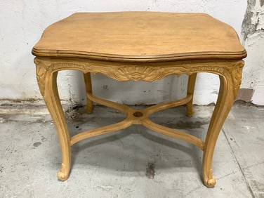 Vintage Wooden Table (20.5inx25inx22in)