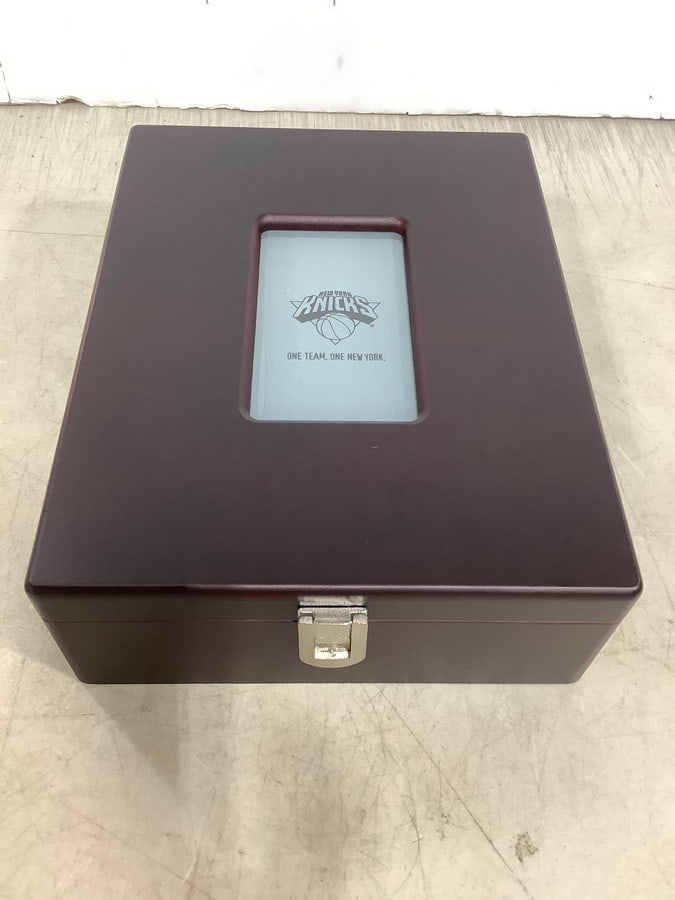 New York Knicks wooden cigar case(7in.x9in.x2.75in.): New York Knicks wooden cigar case(7in.x9in.x2.75in.)