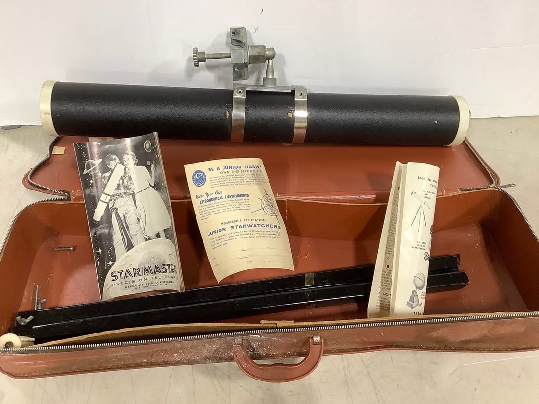 1950's Starmaster telescope with manual and carrying case: 1950's Starmaster telescope with manual and carrying case