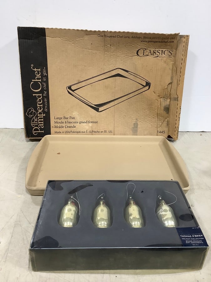 The Pampered Chef Large Bar Pan and Christmas Ornaments (1 of 1)