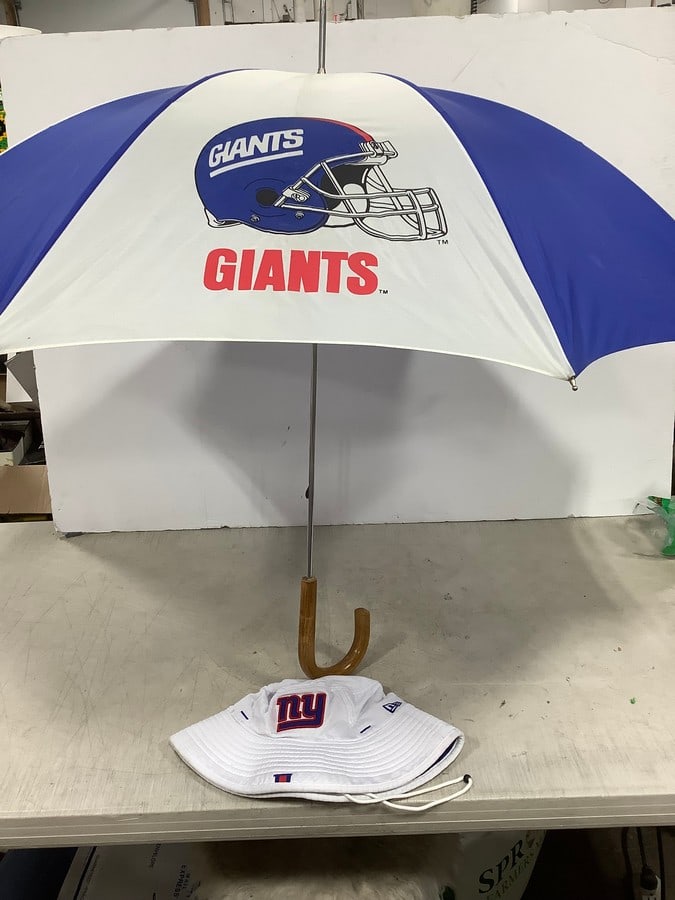 NY Giants umbrella and NY Giants hat: NY Giants umbrella and NY Giants hat