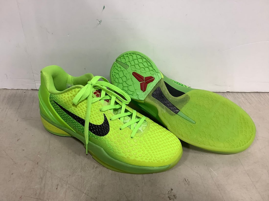 Kobe Grinch Nike shoes(size 12): Kobe Grinch Nike shoes(size 12)