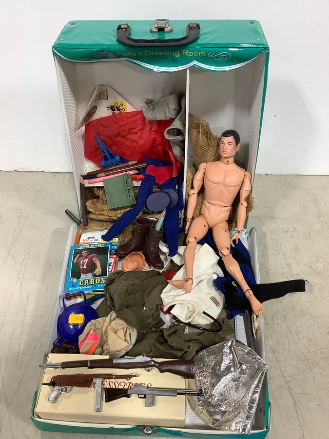 Vintage G.I. Joe doll accessories and doll carrying case (1 of 1)