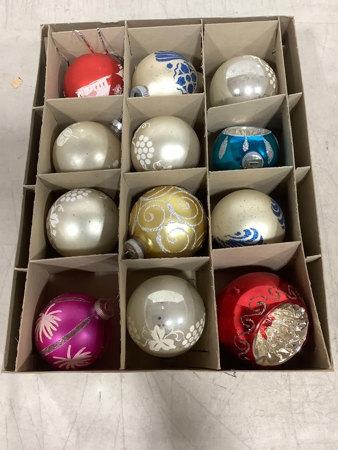 Premier glass vintage Christmas ornaments in box: Premier glass vintage Christmas ornaments in box