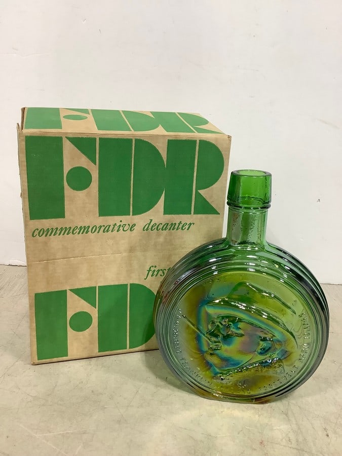 First Edition FDR commemorative decanter(8in.tall): First Edition FDR commemorative decanter(8in.tall)