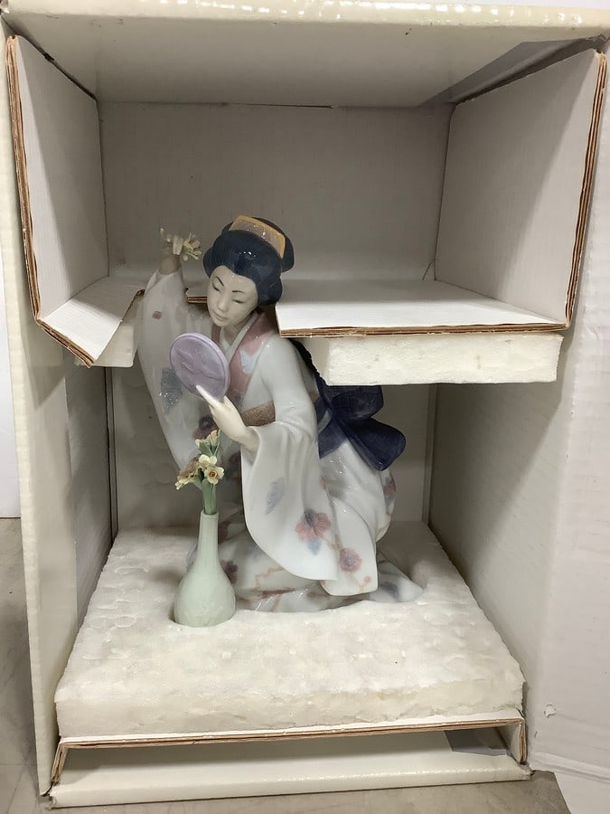 Belleza Oriental Ceramic Lladro Figure (06748): Belleza Oriental Ceramic Lladro Figure (06748)