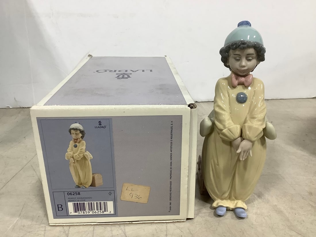 Pierrot in Love Ceramic Lladro Figure - 06258 (7.75in Tall) (1 of 1)