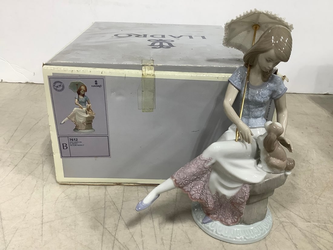 Picture Perfect Ceramic Lladro Figure - 7612 (9in Tall) (1 of 1)