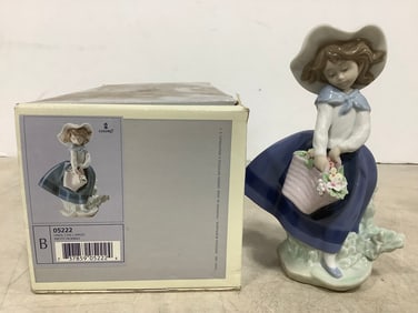 Pretty Pickings Ceramic Lladro Figure - 05222 (7.25in Tall)