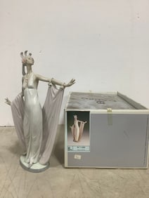 Solemn Lady Ceramic Lladro Figure - 1.568 (14in Tall)