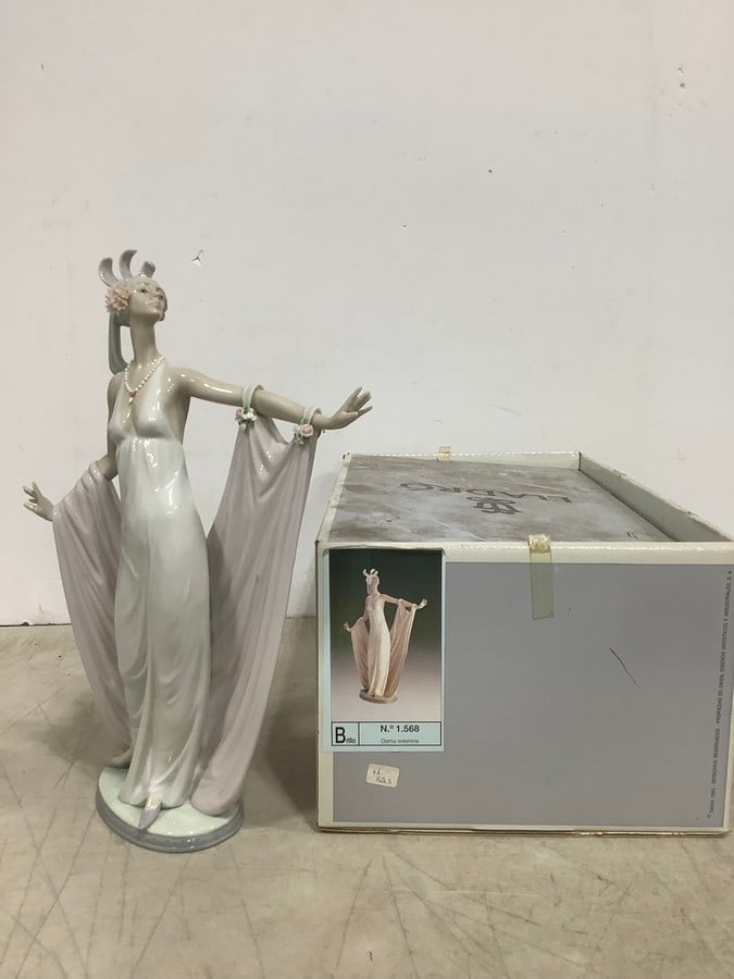 Solemn Lady Ceramic Lladro Figure - 1.568 (14in Tall) (1 of 1)