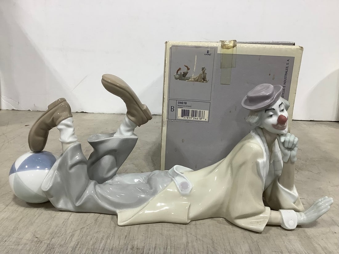 Clown Ceramic Lladro Figure - 04618 (7inx15in): Clown Ceramic Lladro Figure - 04618 (7inx15in)