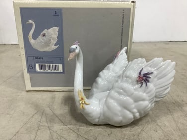 White Swan with Flowers Ceramic Lladro Figure - 06499(4.25in Tall)